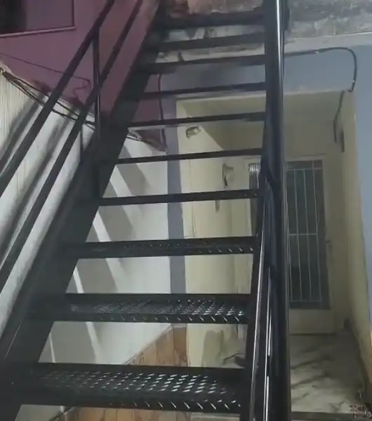 Escada Metálica Monoviga Suspensa com Degraus para Madeira - Serralheria no Tijuca, Rio de Janeiro RJ